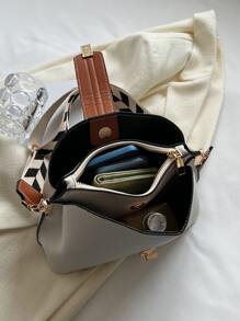 时尚百搭复古风斜挎包，小众设计，纯色简约轻巧，可调节肩带水桶包，几何肩带单肩包，适合上班、通勤、外出、约会、逛街、送礼。