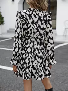 SHEIN Frenchy Đầm viền lá sen Viên lá sen Thắt nơ trước Tất cả trên in Giải trí - Đen và trắng - Xem 2