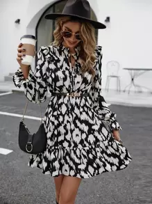 SHEIN Frenchy Đầm viền lá sen Viên lá sen Thắt nơ trước Tất cả trên in Giải trí - Đen và trắng - Xem 5