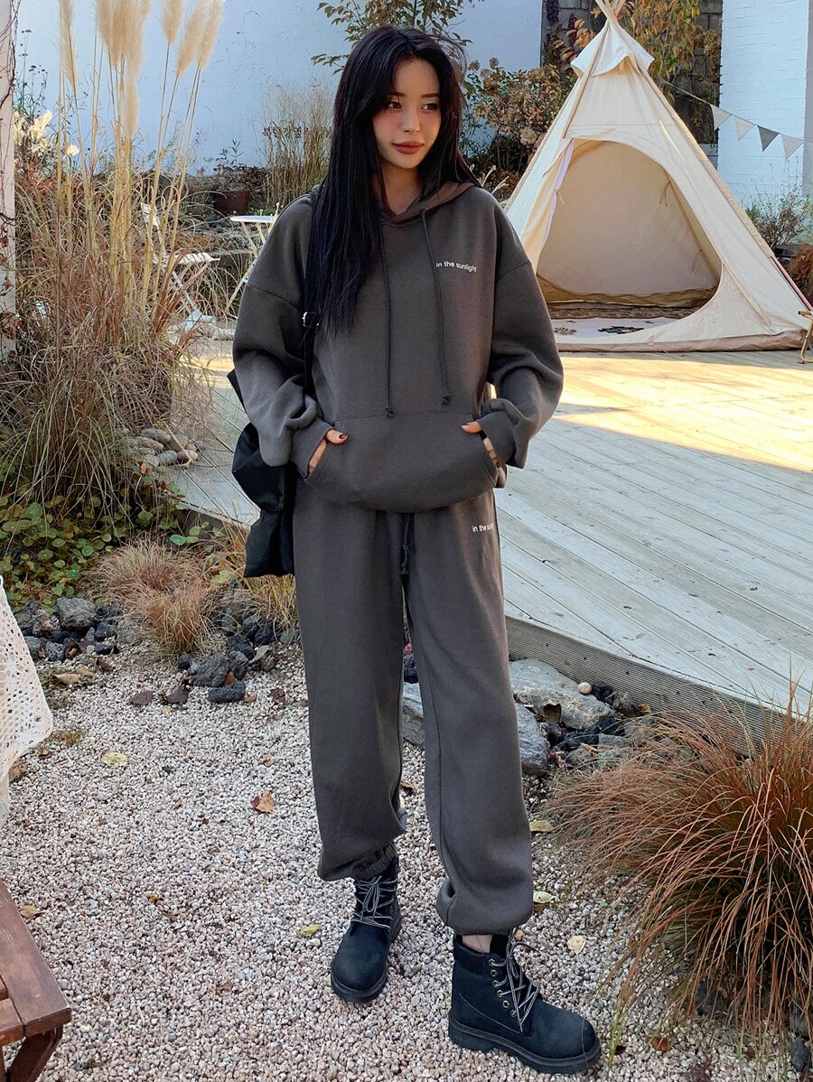 DAZY Conjunto de chándal de sudadera con capucha y pantalón de chándal con cordón y gráfico de letra para mujer - Gris Oscuro - Ver 1