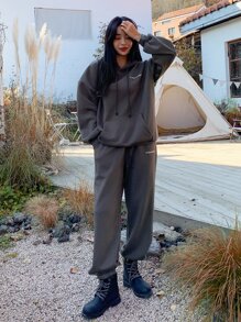 DAZY Conjunto de chándal de sudadera con capucha y pantalón de chándal con cordón y gráfico de letra para mujer - Gris Oscuro - Ver 4