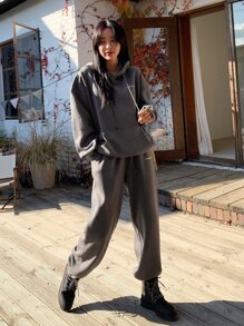 DAZY Conjunto de chándal de sudadera con capucha y pantalón de chándal con cordón y gráfico de letra para mujer - Gris Oscuro - Ver 7
