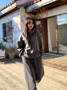 DAZY Conjunto de chándal de sudadera con capucha y pantalón de chándal con cordón y gráfico de letra para mujer - Gris Oscuro - Ver 8