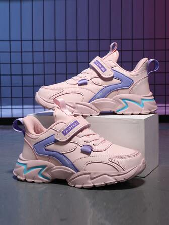 女童粉色厚底運動鞋，配有帶子