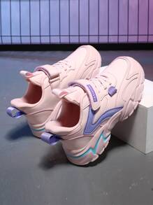 女童粉色厚底運動鞋，配有帶子