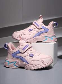 女童粉色厚底運動鞋，配有帶子