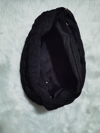 Minimalistisk axelväska med stor kapacitet 2023 Trend Tote Shoulder Handväska Nylon Quilted väska. Ytterfickor med dragkedja!