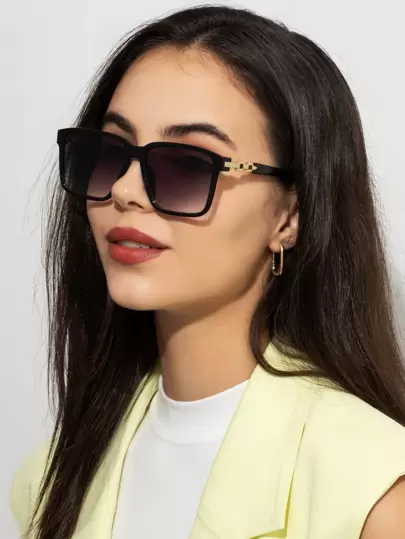 1 pieza Gafas de mujer con marco cuadrado grande de estilo europeo y americano, con brazo calado, clásicas y minimalistas, adecuadas para vacaciones, fiestas y uso diario, accesorios de playa para mujeres, básicas para outfits de mujer en otoño e invierno, regalos para vacaciones de verano en la playa, viajes, decoración de las varillas, estilo casual con montura cuadrada oversize para salir, volver al colegio