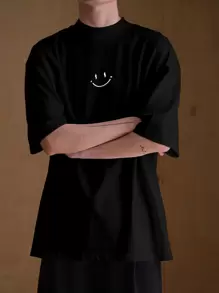 Manfinity Hypemode Camisetas de hombre en ajuste holgado con manga corta caída gráfica de cara, casual de verano en poliéster - Negro - Ver 1