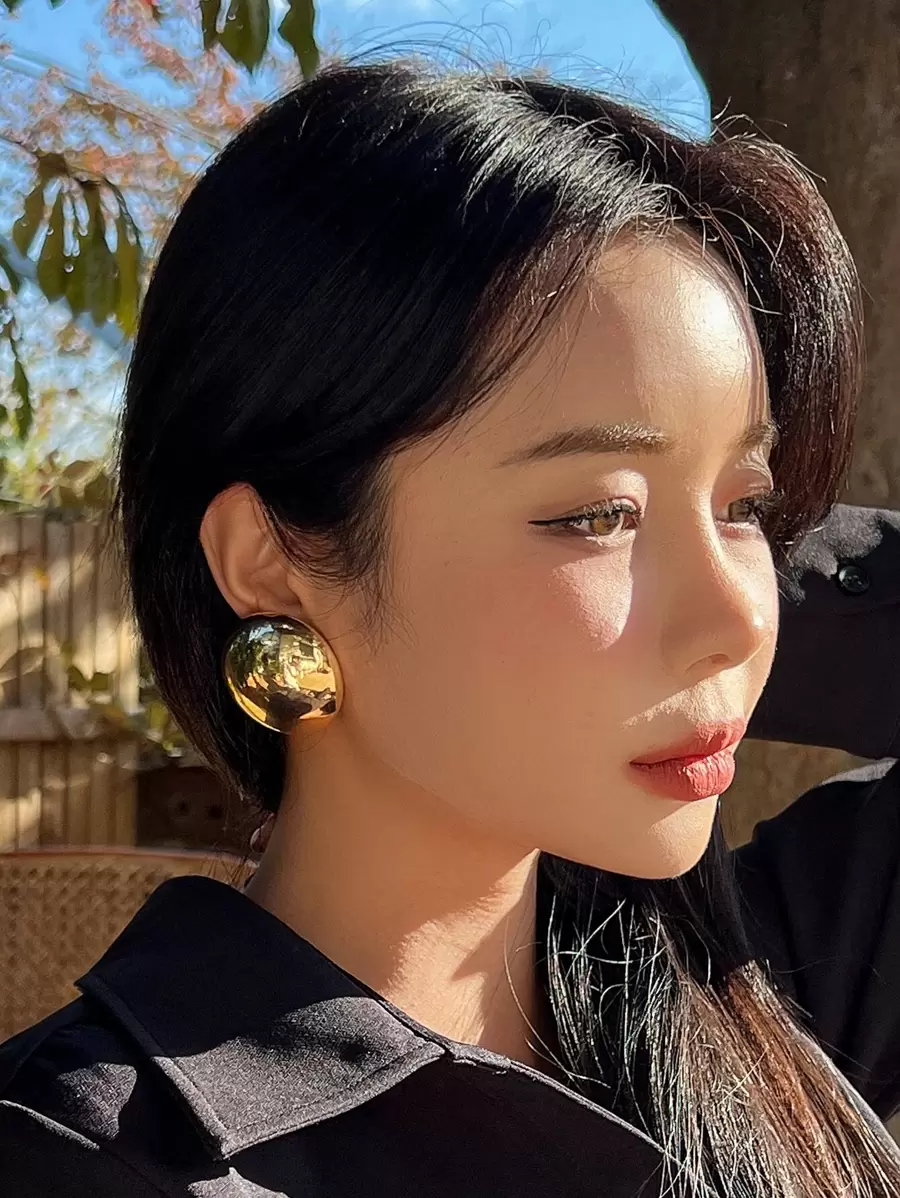 DAZY Round Stud Earrings - Yellow Gold - View 1