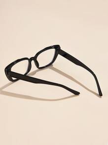 1 副塑料装饰时尚无度数眼镜，配眼镜盒