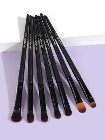 MAANGE 7件套专业眼部化妆刷套装，包含眼影刷、晕染刷、遮瑕刷，采用柔软纤维材质，方便携带，是旅行化妆的理想之选。该套装包含各种化妆刷，是化妆工具的完美组合，也是馈赠佳品。