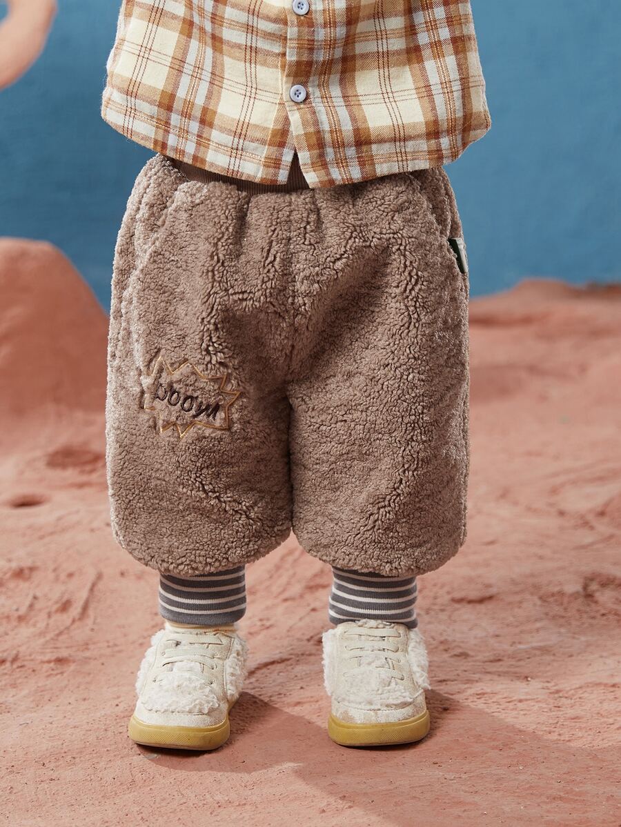 小男童字母刺繡絨毛長褲 - 摩卡棕 - 查看 1