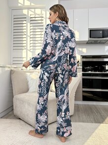 Conjunto de pijama con top de cuello de solapa y pantalones con estampado tropical