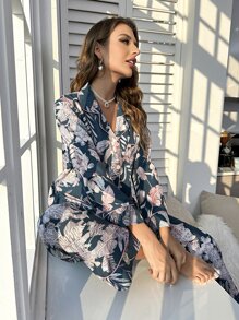 Conjunto de pijama con top de cuello de solapa y pantalones con estampado tropical