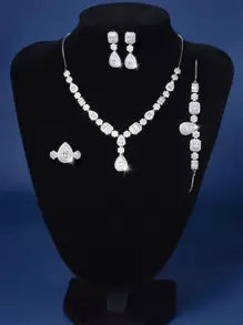 DV JEWELRY 華麗5件套立方氧化鋯珠寶套裝，白金鍍層，包括項鍊、手鍊、耳環和開放式戒指，適用於女性迎接浪漫場合，例如約會、派對、週年慶等。附贈禮盒包裝。 - 白色 - 查看 1