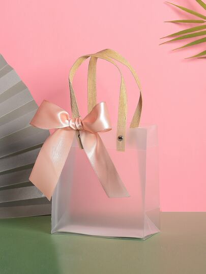 1個裝飾有蝴蝶結的小塑料禮品袋