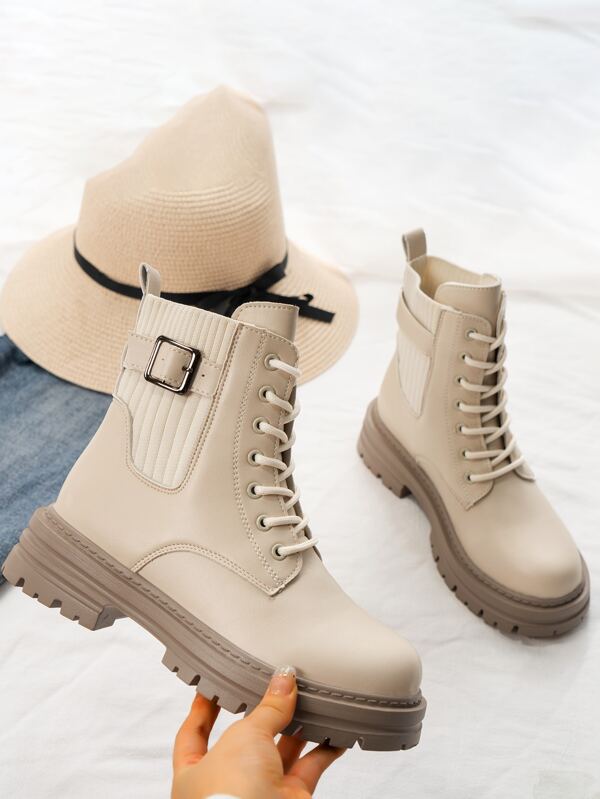 Botas de tacón grueso retro blanco de moda nueva de otoño/invierno 2025, botas cortas de motocicleta de suela gruesa negra, botas de estilo callejero para mujer