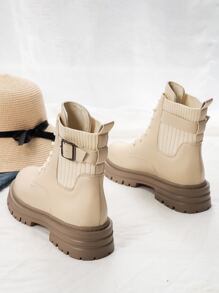 2025 Nouvelles bottes de mode rétro à talon épais blanc pour l'automne, bottes de moto à semelle épaisse noire, bottes de style de rue pour femmes