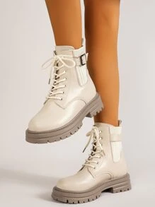 2025 Nouvelles bottes de mode rétro à talon épais blanc pour l'automne, bottes de moto à semelle épaisse noire, bottes de style de rue pour femmes