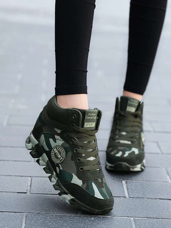 أحذية رياضية كانفاس للنساء ذات رسومات الحرف والكامو مع ربطة أمامية، أحذية رياضية ذات كعب منحرف وأصابع مستديرة