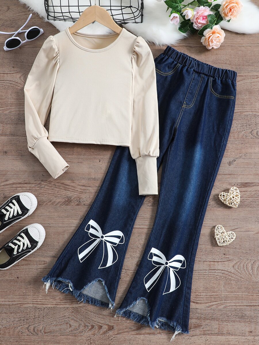 女孩泡泡袖T恤和蝴蝶結圖案毛邊緣不對稱下擺牛仔喇叭褲 - 彩色 - 查看 1