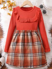 女孩荷葉邊T恤和格紋印花半身裙