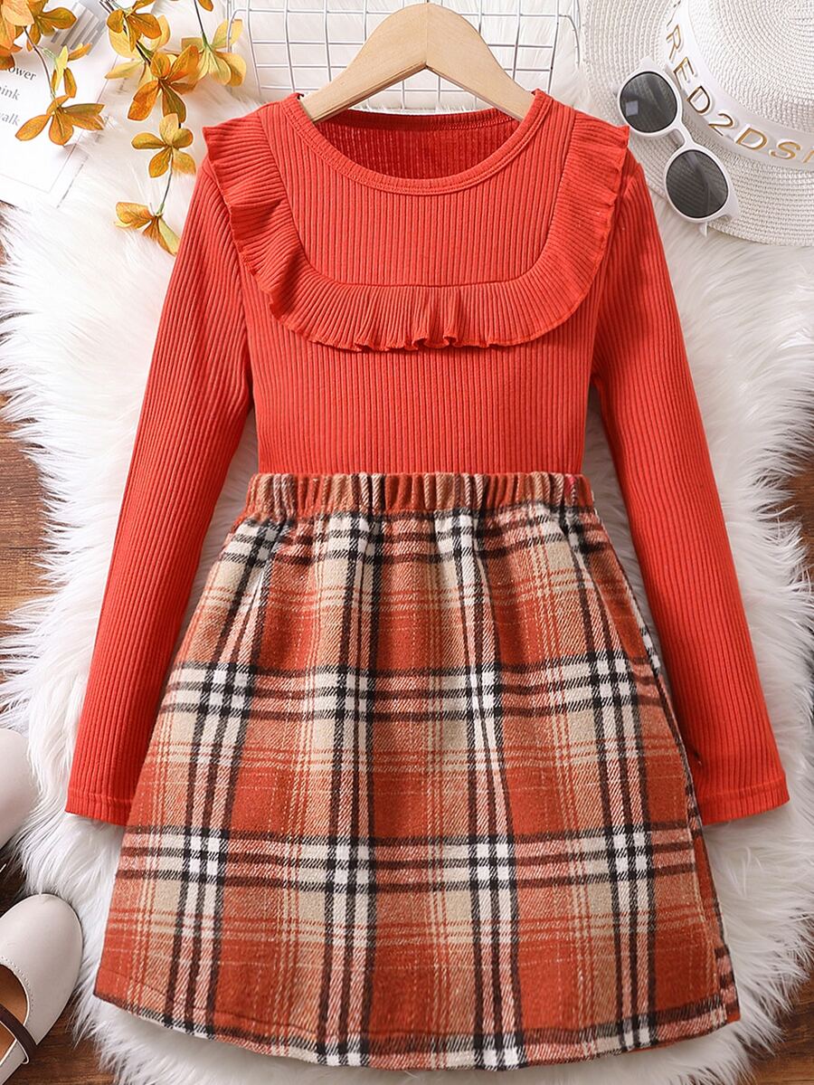 女孩荷葉邊T恤和格紋印花半身裙