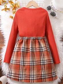 女孩荷葉邊T恤和格紋印花半身裙