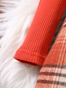 女孩荷葉邊T恤和格紋印花半身裙