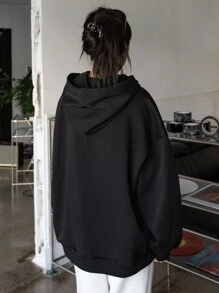 DAZY Sudadera con capucha con gráfico de eslogan, hombros caídos y cordón, ropa de otoño - Negro - Ver 2