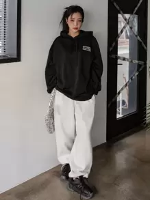 DAZY Sudadera con capucha con gráfico de eslogan, hombros caídos y cordón, ropa de otoño - Negro - Ver 4