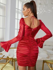Vestido ajustado con tira cruzada de espalda abierta con cordón fruncido de satén - Rojo - Ver 2
