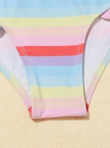 年轻女孩独角兽和条纹印花荷叶边防晒衣夏季海滩