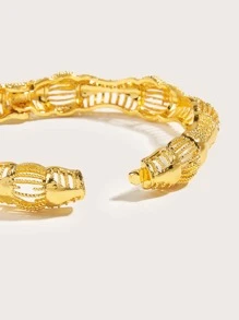 Pulsera elegante y de estilo de lujo en color dorado con diseños ahuecados, Accesorio de mano - Amarillo Oro - Ver 3