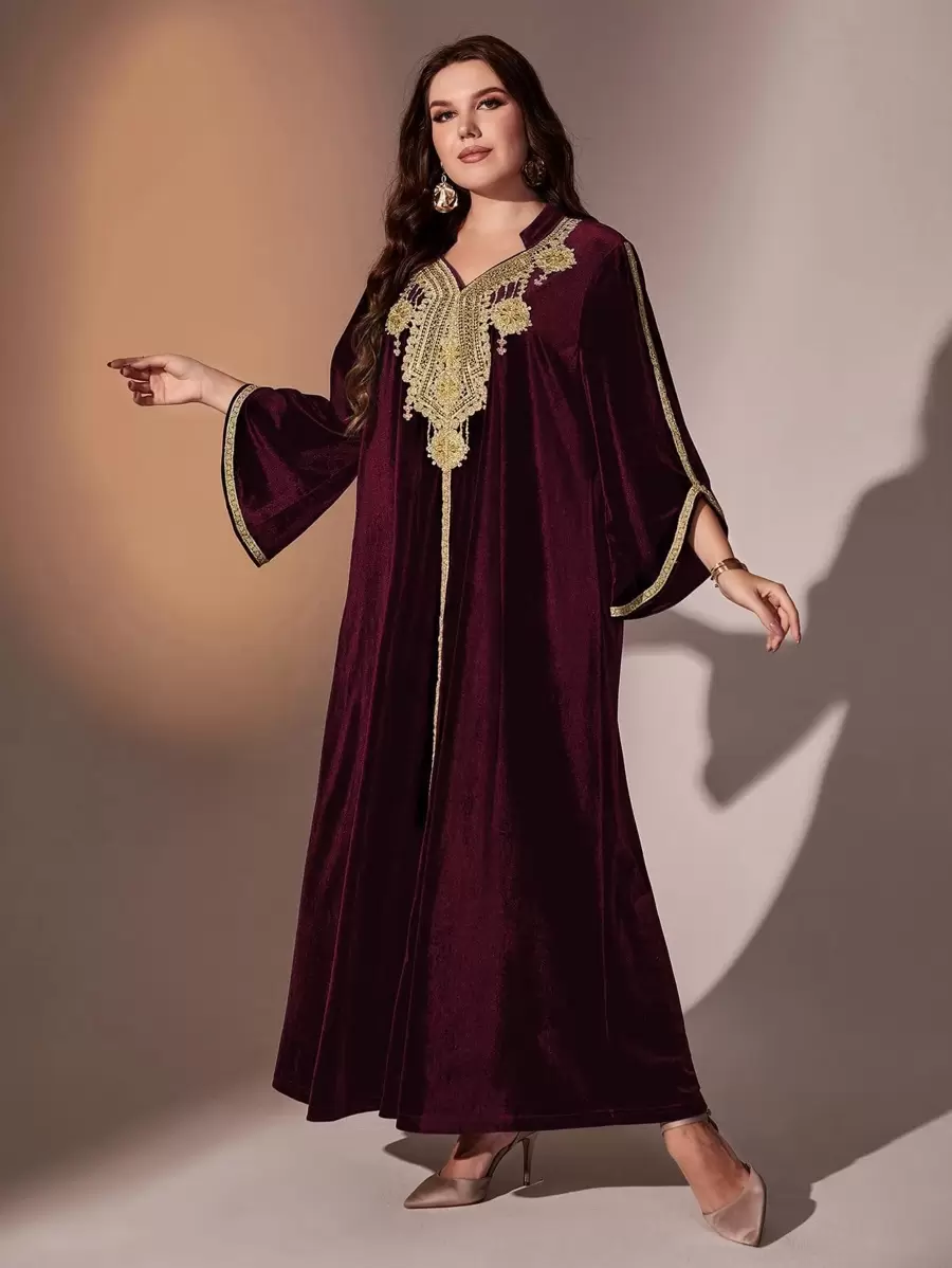 Al Najma 大碼凸花蕾絲貼花喇叭袖絲絨洋裝 - 紫紅色 - 查看 1