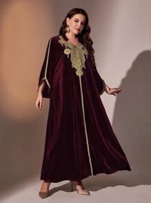 Al Najma 大碼凸花蕾絲貼花喇叭袖絲絨洋裝 - 紫紅色 - 查看 3