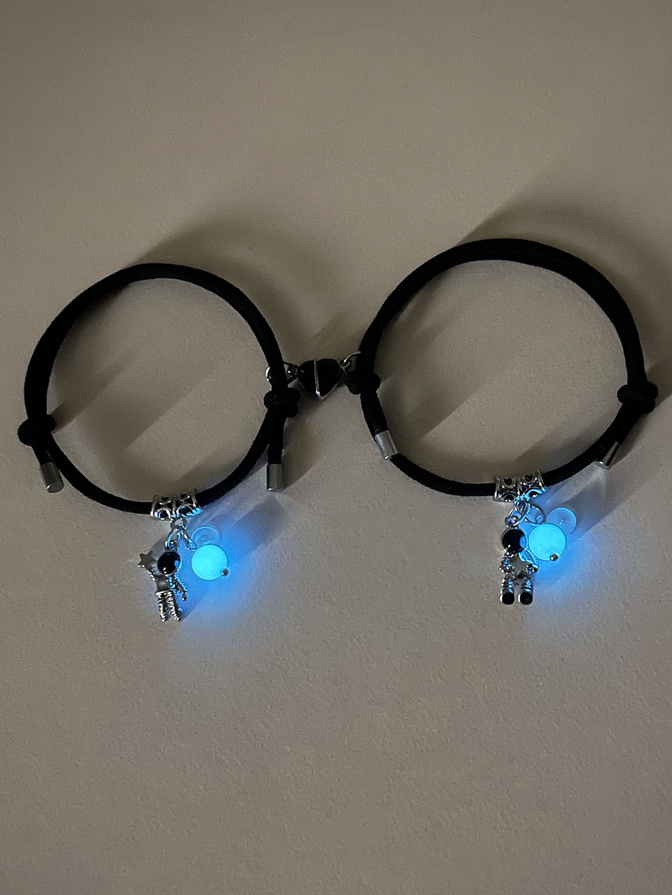 ATLVXJL 時尚流行男士2入組情侶夜光宇航員吊飾手鍊，適合珠寶禮物和時尚外觀 - 彩色 - 查看 1