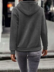 SHEIN LUNE Bluza z kapturem termicznym z haftem w kształcie litery i serca, kieszenią kangurkową, ściągaczem na ramionach, długim rękawem - Ciemnoszary - Zobacz 2