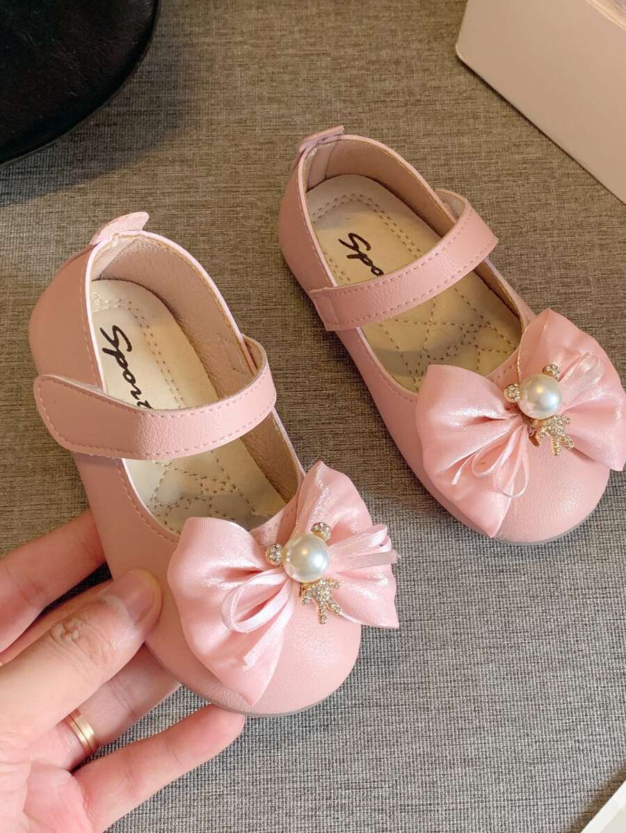 女孩蝴蝶結和人造珍珠裝飾瑪麗珍平底鞋
