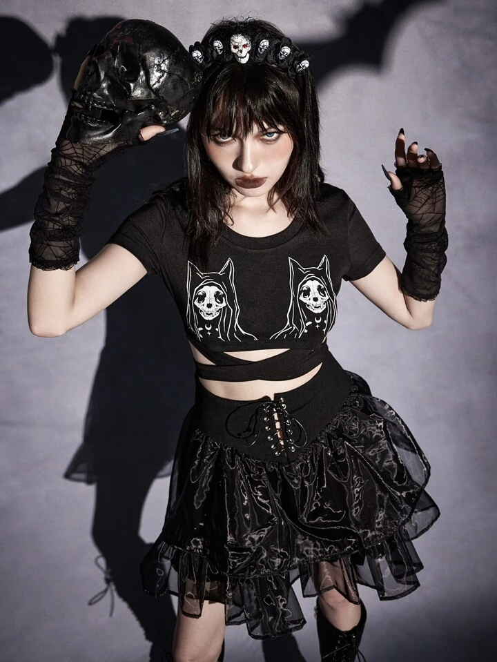 Our Goth Skull Print Criss Cross Crop Tee is such a vibe - ROMWE