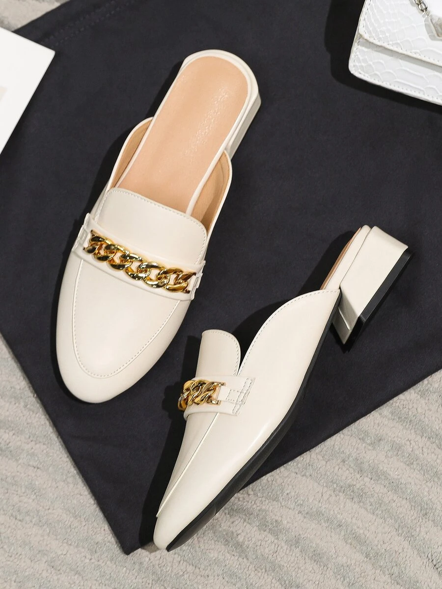Mules planos con diseño de cadena