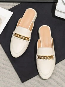 Mules planos con diseño de cadena
