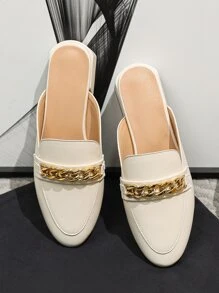 Mules planos con diseño de cadena