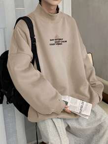 Claim Dot 男士標語圖案小高領落肩袖運動衫 - 卡其色 - 查看 1