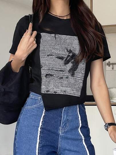 تيشيرت أسفل غير متماثل بتصميم جرافيك ومقصوص بطول البطنة