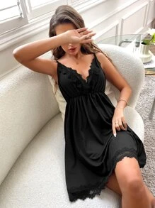 Vestido de pijama de camiseta y pantalón corto con encaje de contraste - Negro - Ver 1