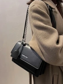 有字母浮雕的蓋子鏈條方形包款,斜跨包/肩背包風格,休閒時尚的純色設計,適用於女性、新手及白領愛好者,適用於女孩、女人。此禮品包完美適用於辦公室、工作、商務和通勤 - 黑色 - 查看 2