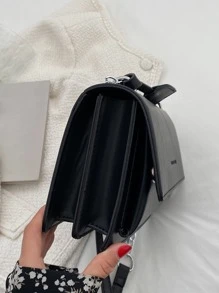 有字母浮雕的蓋子鏈條方形包款,斜跨包/肩背包風格,休閒時尚的純色設計,適用於女性、新手及白領愛好者,適用於女孩、女人。此禮品包完美適用於辦公室、工作、商務和通勤 - 黑色 - 查看 4