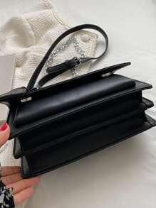 有字母浮雕的蓋子鏈條方形包款,斜跨包/肩背包風格,休閒時尚的純色設計,適用於女性、新手及白領愛好者,適用於女孩、女人。此禮品包完美適用於辦公室、工作、商務和通勤 - 黑色 - 查看 5